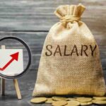 Sacco di iuta con scritto "Salary", monetine sul fondo. A fianco un piedistallo con un piccolo cartoncino con una freccia che va in su, rossa
