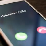 smartphone con telefono verde o rosso e scritto in inglese numero sconosciuto