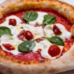 pizza pomodoro e mozzarella e basilico con bordo alto