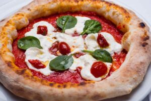 pizza pomodoro e mozzarella e basilico con bordo alto