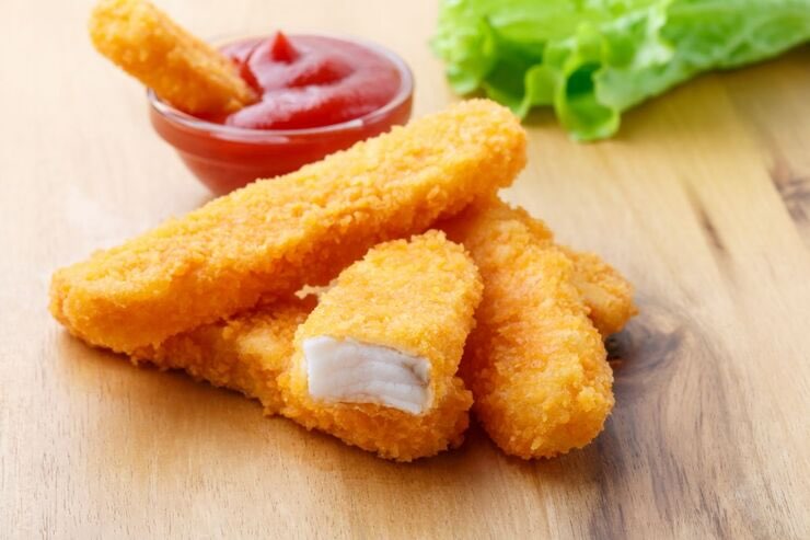 Bastoncini di pesce e ciotolina con ketchup